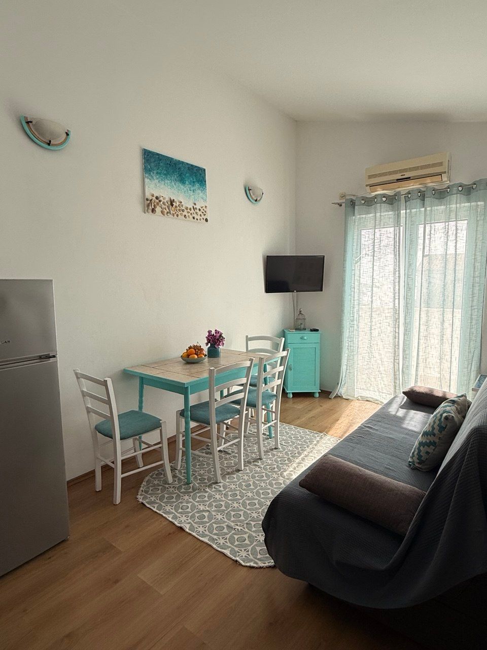 Wohn- und Essbereich der Ferienwohnung Azur