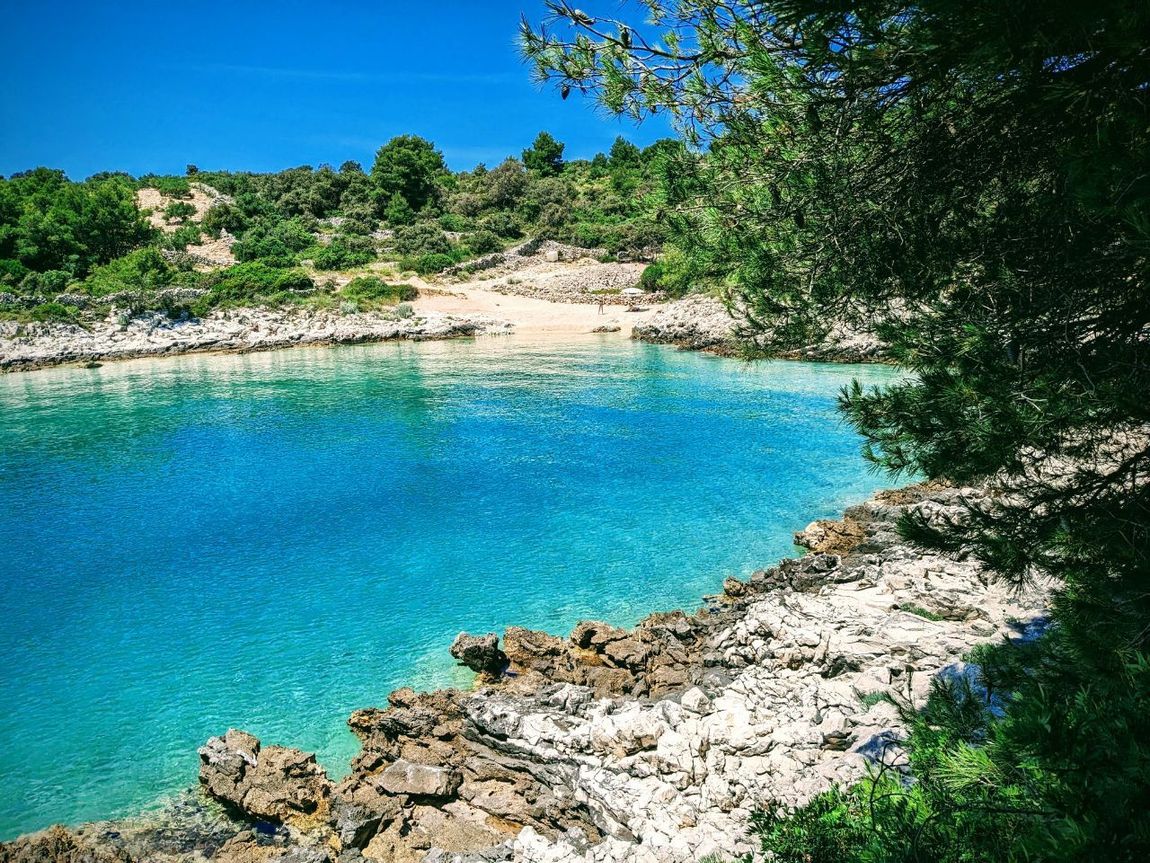 Türkisblaues Wasser und eine ruhige Bucht bei Zečevo