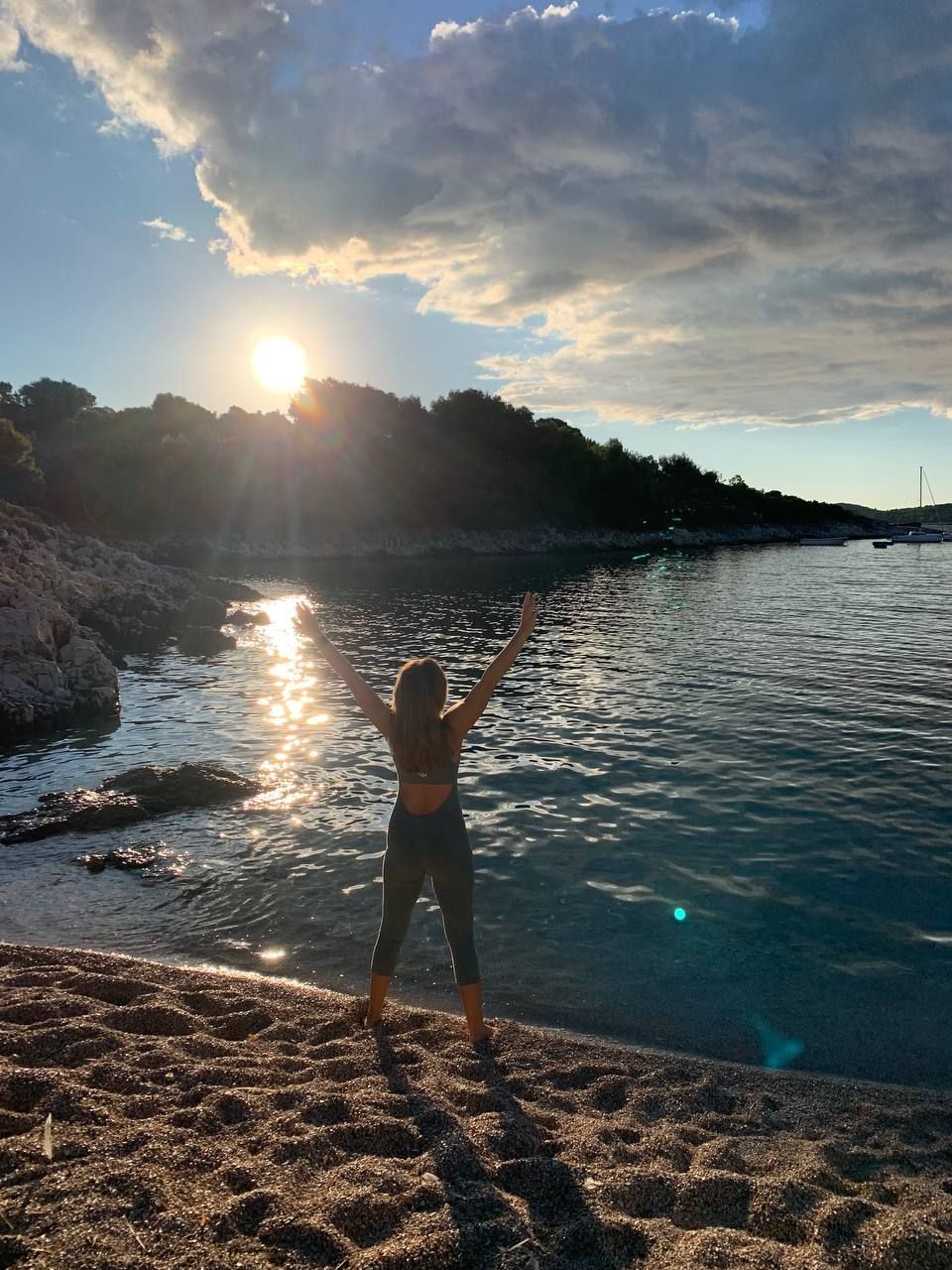 Ein Moment der Ruhe am Wasser im warmen Abendlicht